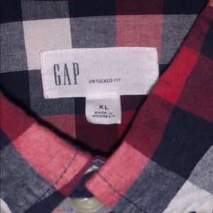 GAP Men’s NWOT untuck fit button down shirt